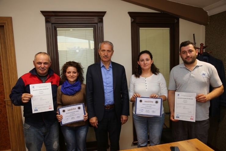 Kursiyerler, Sertifikalarını Başkan Dişli’nin Elinden Aldı
