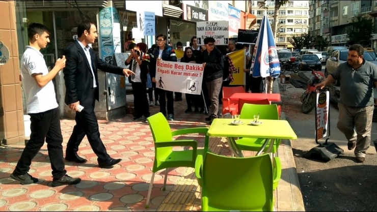 Liselilerden Beyaz Bastona Duyarlılık Yürüyüşü