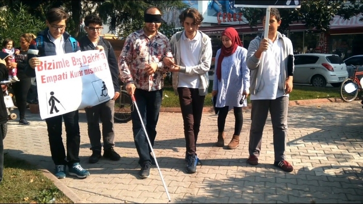 Liselilerden Beyaz Bastona Duyarlılık Yürüyüşü