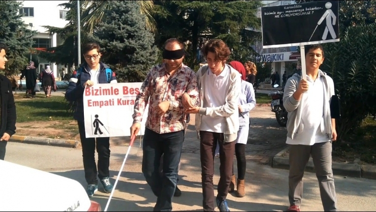 Liselilerden Beyaz Bastona Duyarlılık Yürüyüşü
