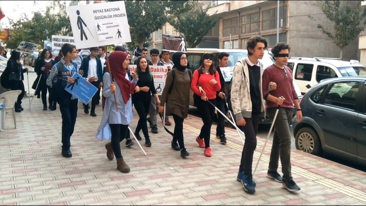 Liselilerden Beyaz Bastona Duyarlılık Yürüyüşü