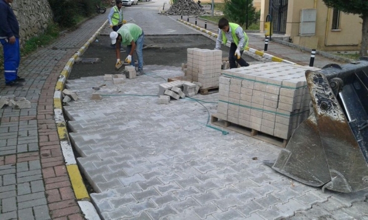 Başiskele’de Parke Yol Ve Kaldırım Çalışmaları Sürüyor