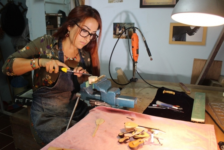 Avuç İçi Kadar Enstrüman Yapıyor