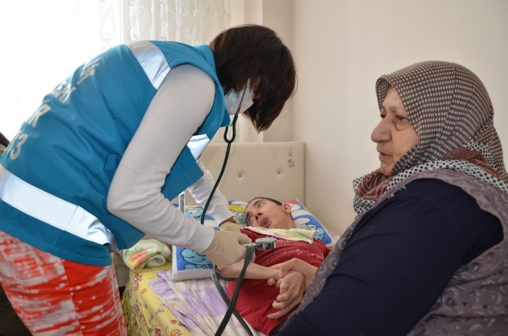 Evde Sağlık Hizmetleri Birimi Doktorları Şahin’i Muayene Etti