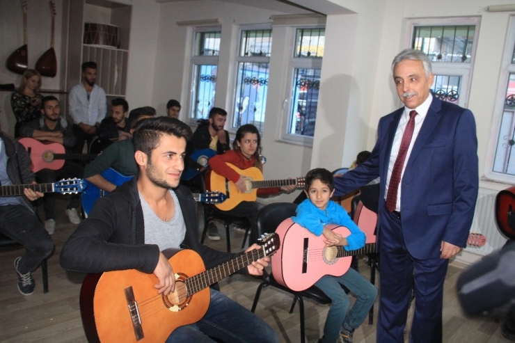 Vali Toprak Kültür Ve Sanat Merkezini Ziyaret Etti