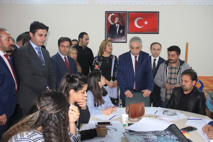 Vali Toprak Kültür Ve Sanat Merkezini Ziyaret Etti