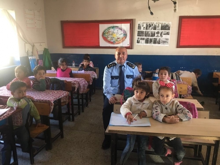 Hakkari Polisi Öğrencileri Sevindirdi