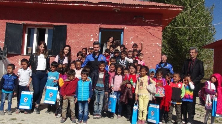 Hakkari Polisi Öğrencileri Sevindirdi