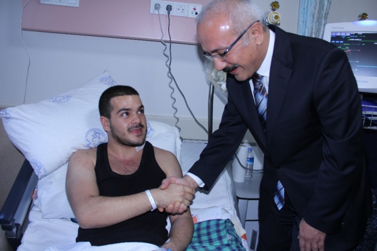 Bakan Elvan, Terör Saldırısında Yaralananları Ziyaret Etti