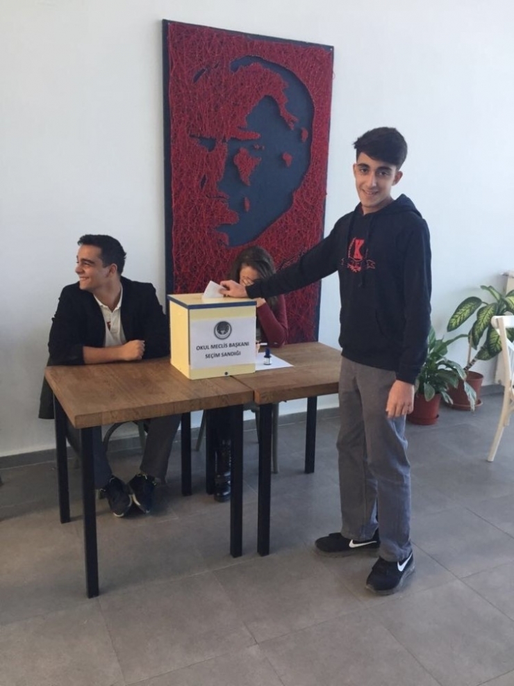 Öğrenciler Arasında Başkanlık Seçimi Heyecanı
