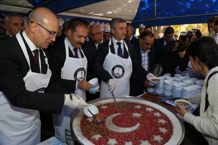 Tahmazoğlu, Bakan Şimşek İle Birlikte Aşure İkram Etti