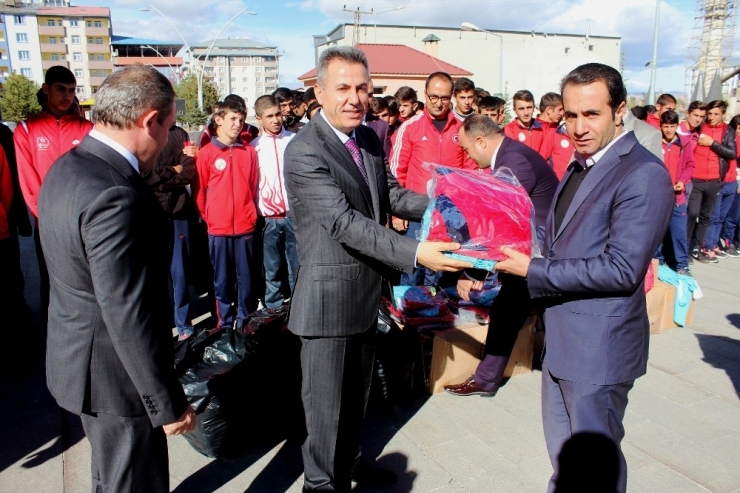 Ağrı’da Amatör Spor Kulüplerine Malzeme Yardımı