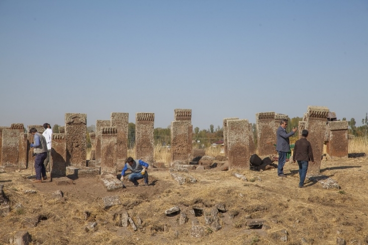 Selçuklu Mezarlığında İlk Kez Görülen Motifler Dikkat Çekti