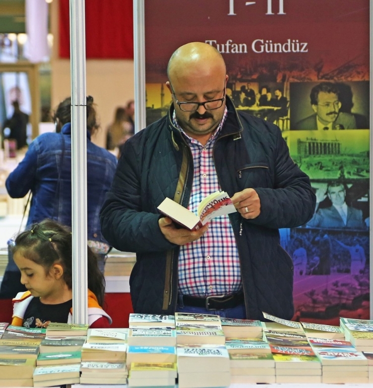 Büyükşehir Belediyesi’nin Düzenlediği 1. Kayseri Kitap Fuarı Birbirinden Ünlü Yazarların Katılımıyla Devam Ediyor