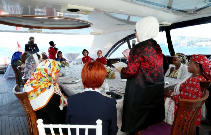 Emine Erdoğan, D-8 Zirvesi’ne Katılan Liderlerin Eşlerini Teknede Ağırladı