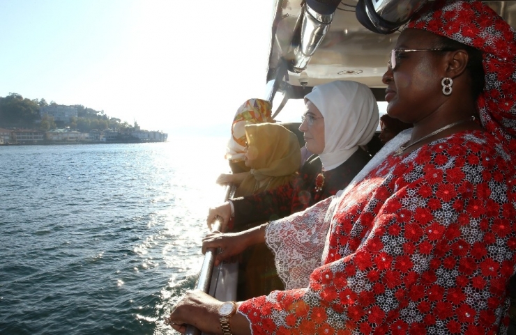 Emine Erdoğan, D-8 Zirvesi’ne Katılan Liderlerin Eşlerini Teknede Ağırladı