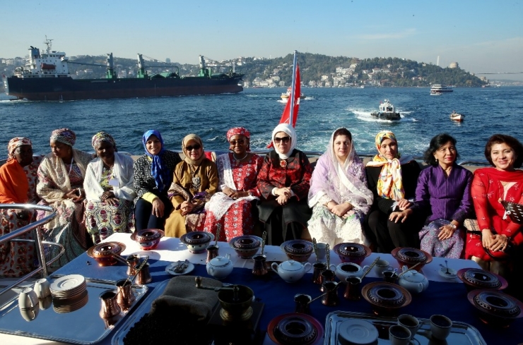 Emine Erdoğan, D-8 Zirvesi’ne Katılan Liderlerin Eşlerini Teknede Ağırladı