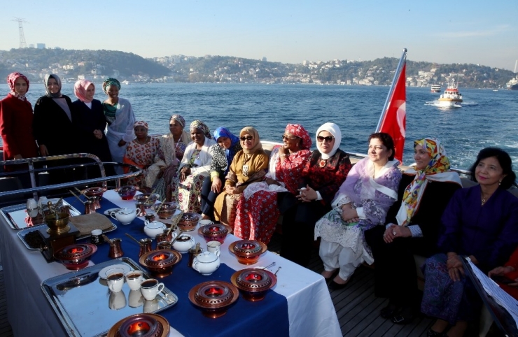 Emine Erdoğan, D-8 Zirvesi’ne Katılan Liderlerin Eşlerini Teknede Ağırladı