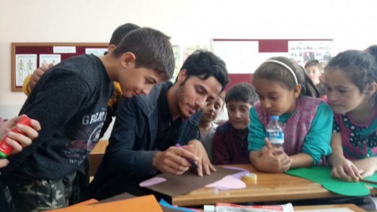 Üniversite Öğrencileri, ’Minik Kalplere Ses Ver’di