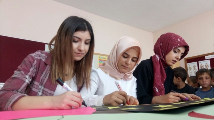 Üniversite Öğrencileri, ’Minik Kalplere Ses Ver’di