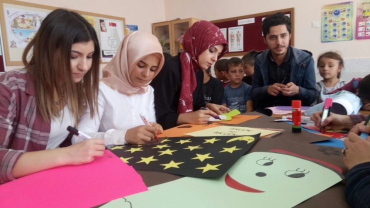 Üniversite Öğrencileri, ’Minik Kalplere Ses Ver’di