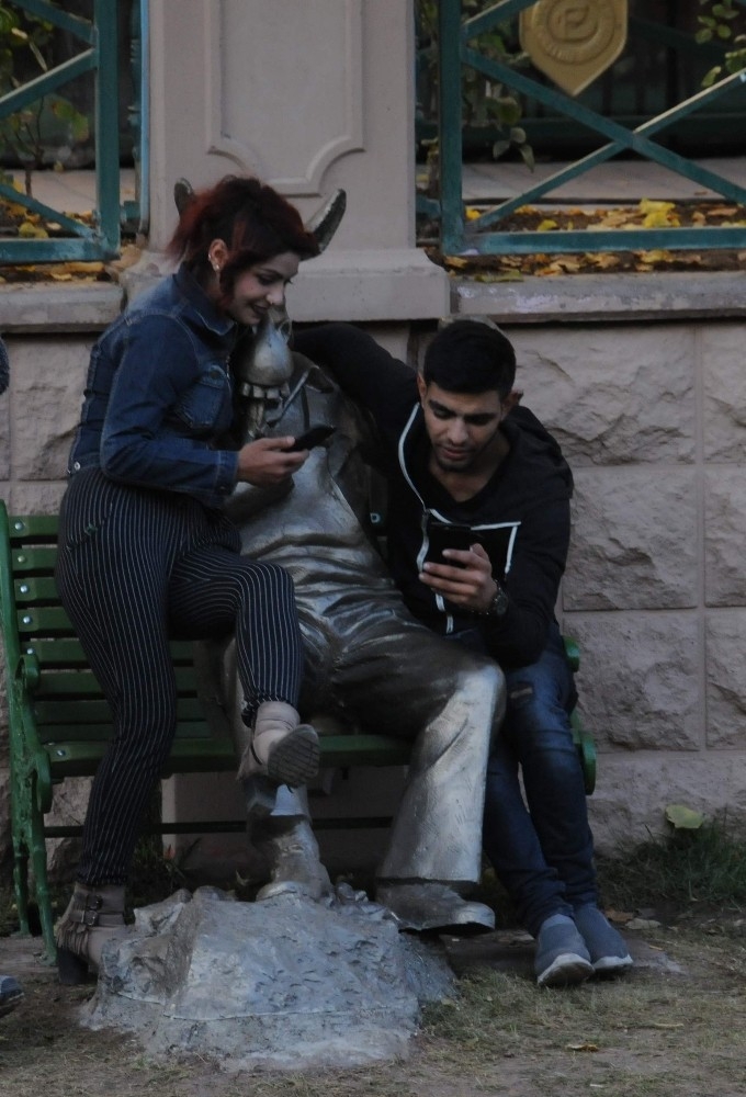 Çekirdek Çitleyen Eşekle Fotoğraf Yarışına Giriyorlar