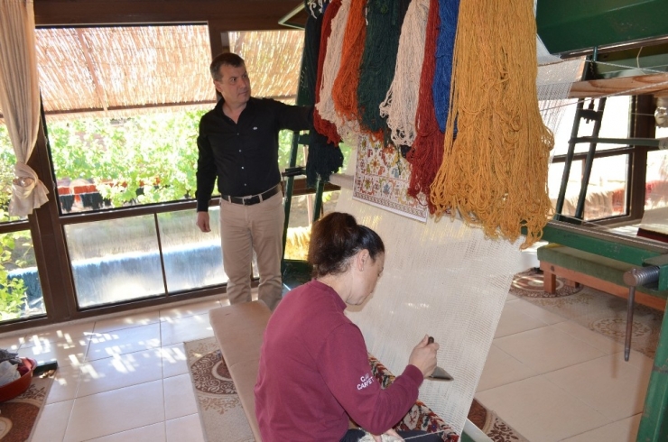 Tarihin İzini Halılarda Süren İş Adamının Yarışma Başarısı