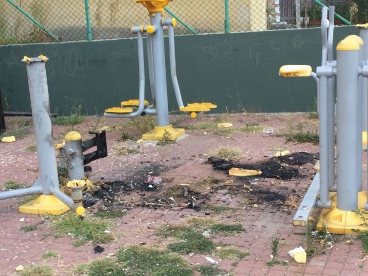 İzmit’te Spor Aletleri Kasıtlı Olarak Yakılıyor