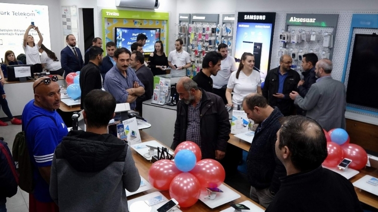 İphone 8 Trabzon’da Atma Türkü İle Satışa Sunuldu
