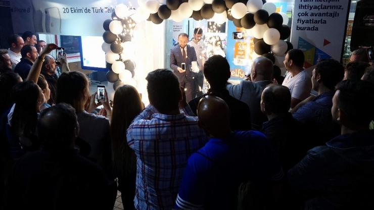 İphone 8 Trabzon’da Atma Türkü İle Satışa Sunuldu