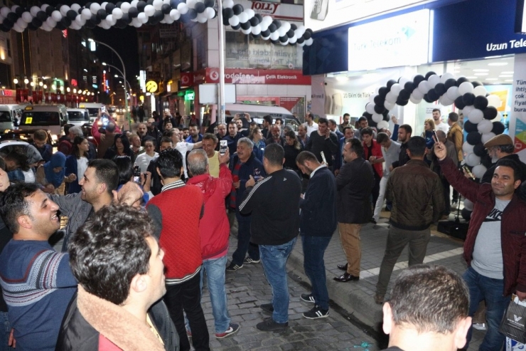 İphone 8 Trabzon’da Atma Türkü İle Satışa Sunuldu