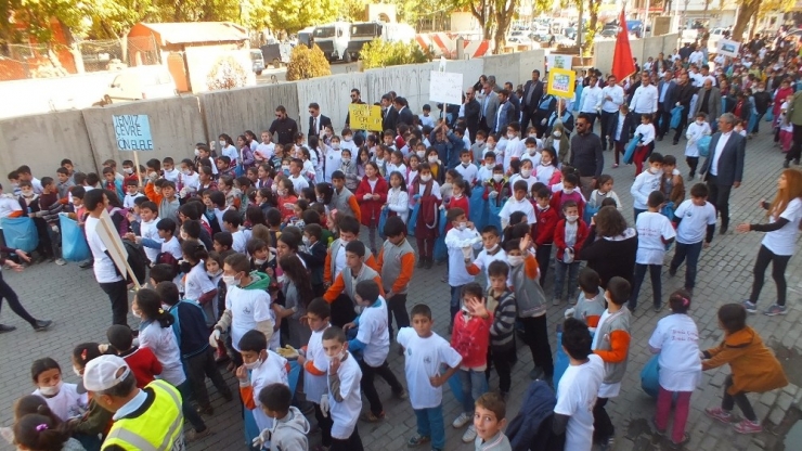 Minik Eller Temiz Çevre İçin Çöp Topladı