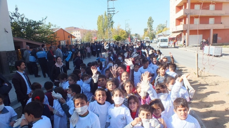 Minik Eller Temiz Çevre İçin Çöp Topladı