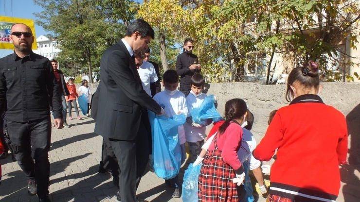 Minik Eller Temiz Çevre İçin Çöp Topladı