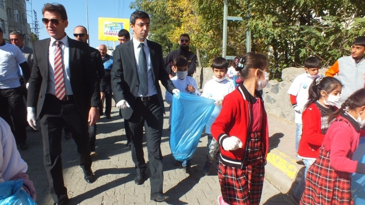 Minik Eller Temiz Çevre İçin Çöp Topladı