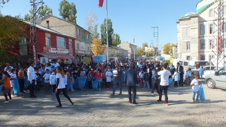 Minik Eller Temiz Çevre İçin Çöp Topladı