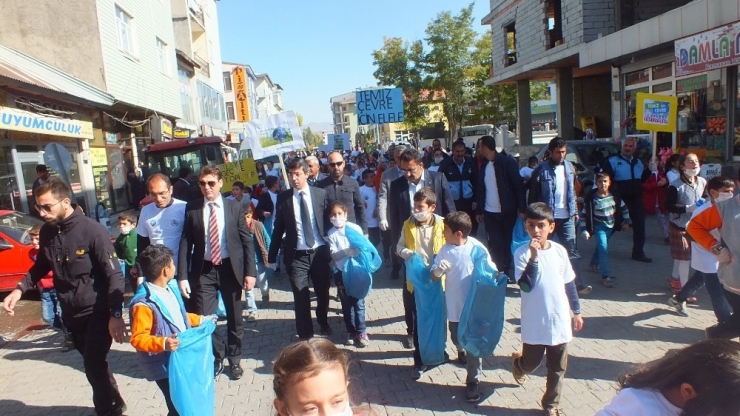 Minik Eller Temiz Çevre İçin Çöp Topladı