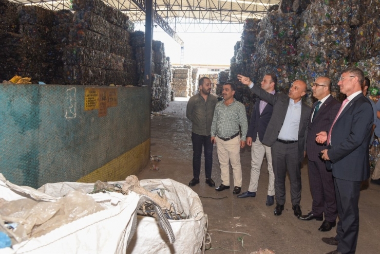 Cam Ve Pet Şişe Atıkları Ekonomiye İkincil Hammadde Olarak Kazandırılıyor