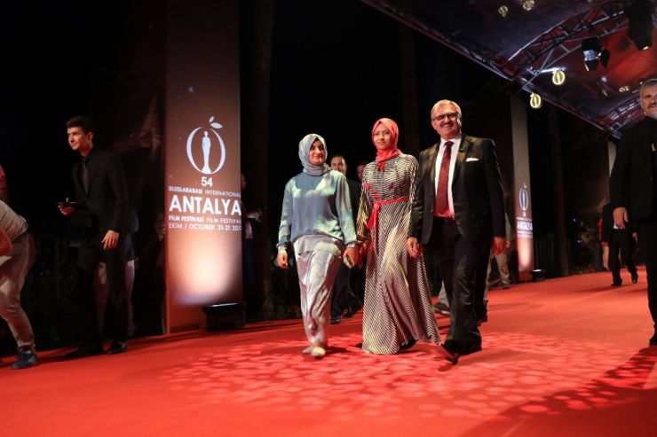54. Uluslararası Antalya Film Festivali Kırmızı Halı Geçişiyle Başladı