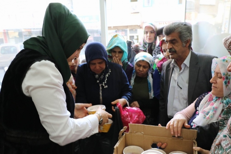 Diyarbakır’ın Tek Kadın Muhtarından Mahalleliye Aşure İkramı