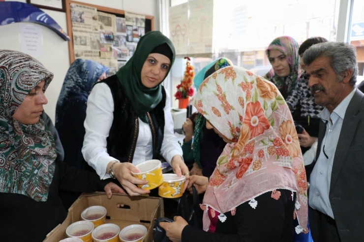 Diyarbakır’ın Tek Kadın Muhtarından Mahalleliye Aşure İkramı