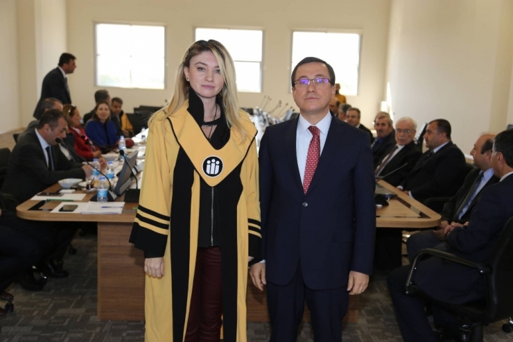 Yükselen Akademisyenlere Cübbeleri Giydirildi