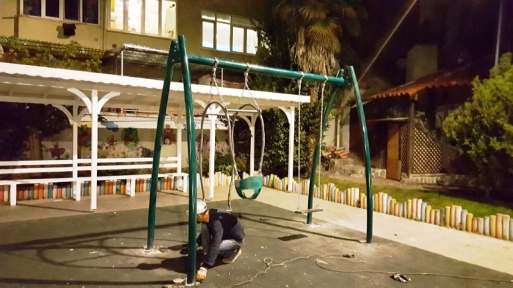 İzmit Parklarınaa Anne-baba Salıncağı