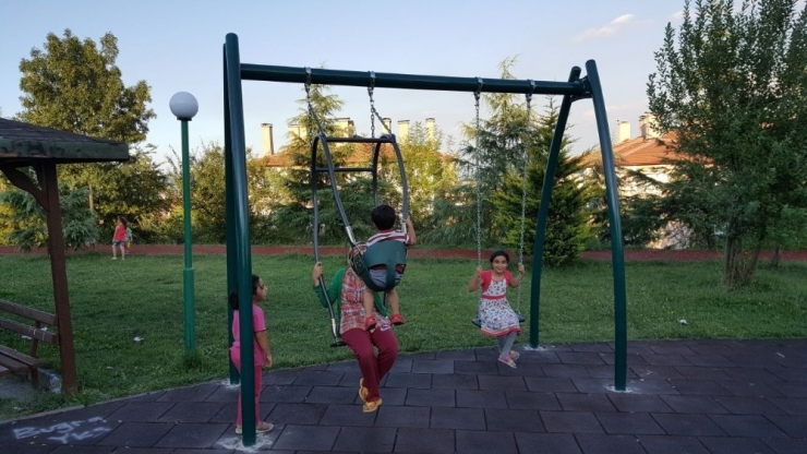 İzmit Parklarınaa Anne-baba Salıncağı