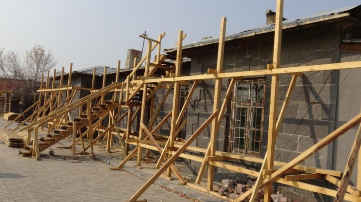 Kars’ta, Tarihi Yapılara Kadın Eli Değdi