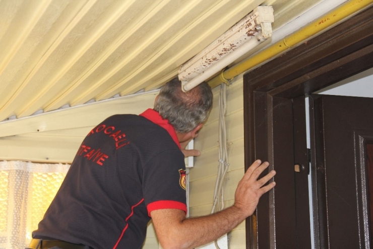 Çatıda Sıkışan Yavru Kediyi İtfaiye Kurtardı