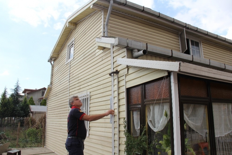 Çatıda Sıkışan Yavru Kediyi İtfaiye Kurtardı