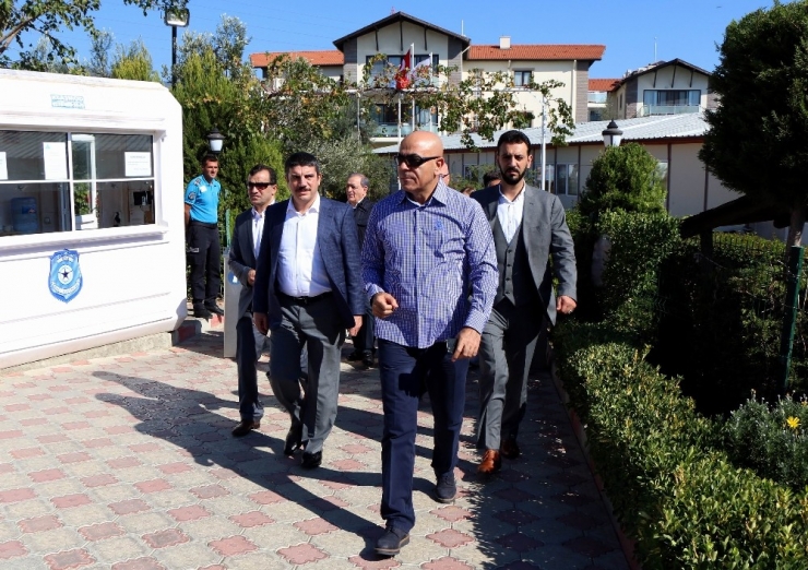 Prof. Dr. Aktay, İş Adamlarıyla Edremit’teki Termal Tesiste İncelemede Bulundu