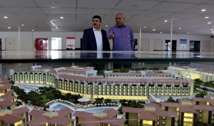 Prof. Dr. Aktay, İş Adamlarıyla Edremit’teki Termal Tesiste İncelemede Bulundu