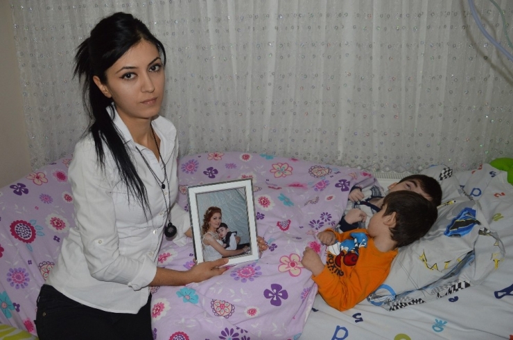 Çocukları Gözlerinin Önünde Eriyor